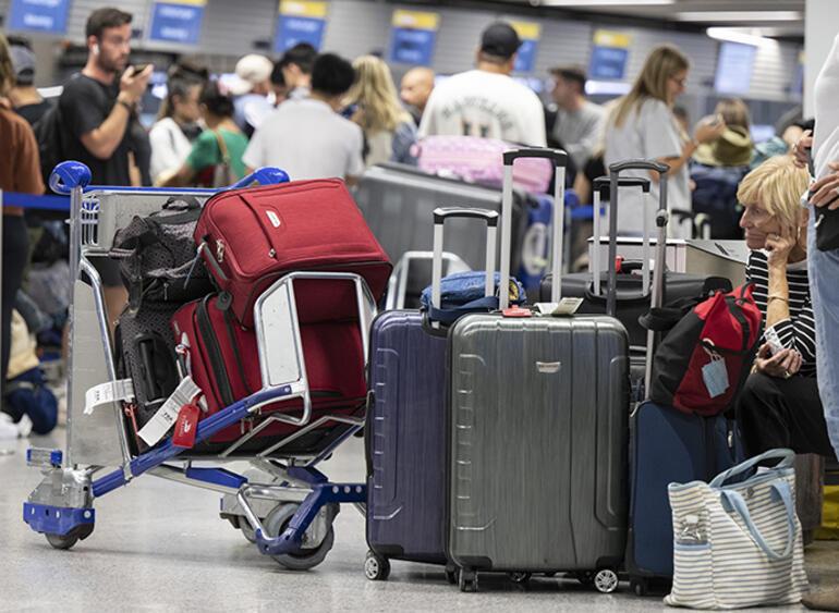 Berlin Havalimanı’nda 3 bin valiz sahibini bekliyor