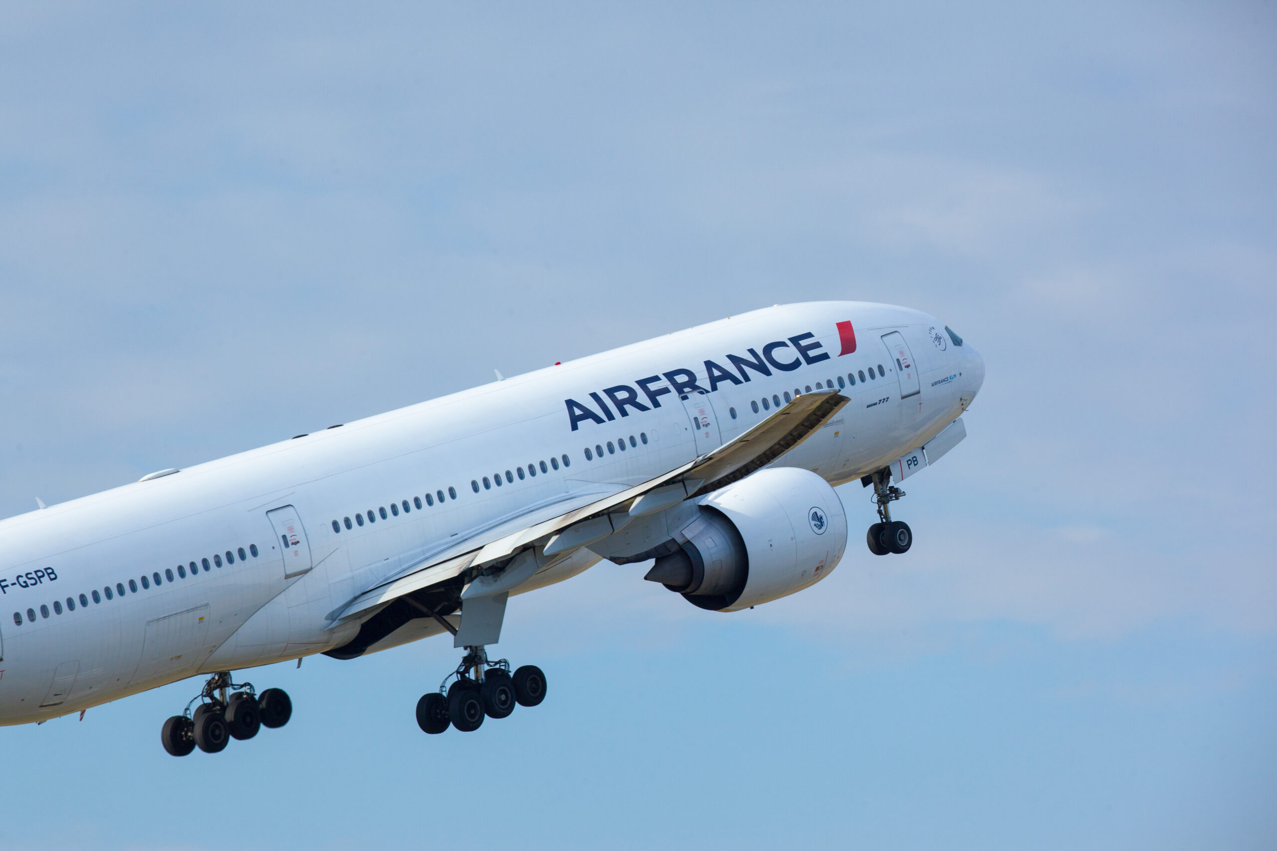 Fransa’da grev nedeniyle Air France uçuşlarının yarısından fazlası iptal edildi