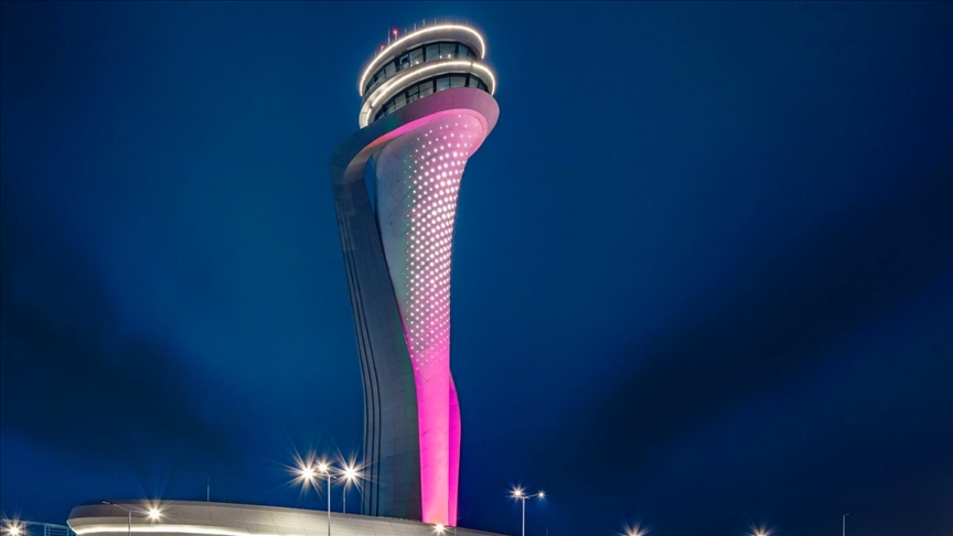 İstanbul Havalimanı kulesi meme kanseri farkındalığı için pembeye büründü