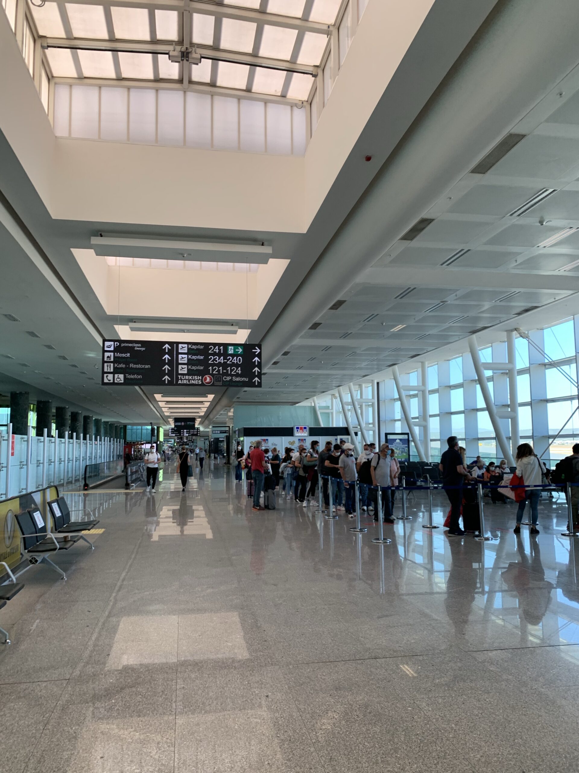 İzmir Havalimanı’nda İntihar Eden Yolcu Hayatını Kaybetti