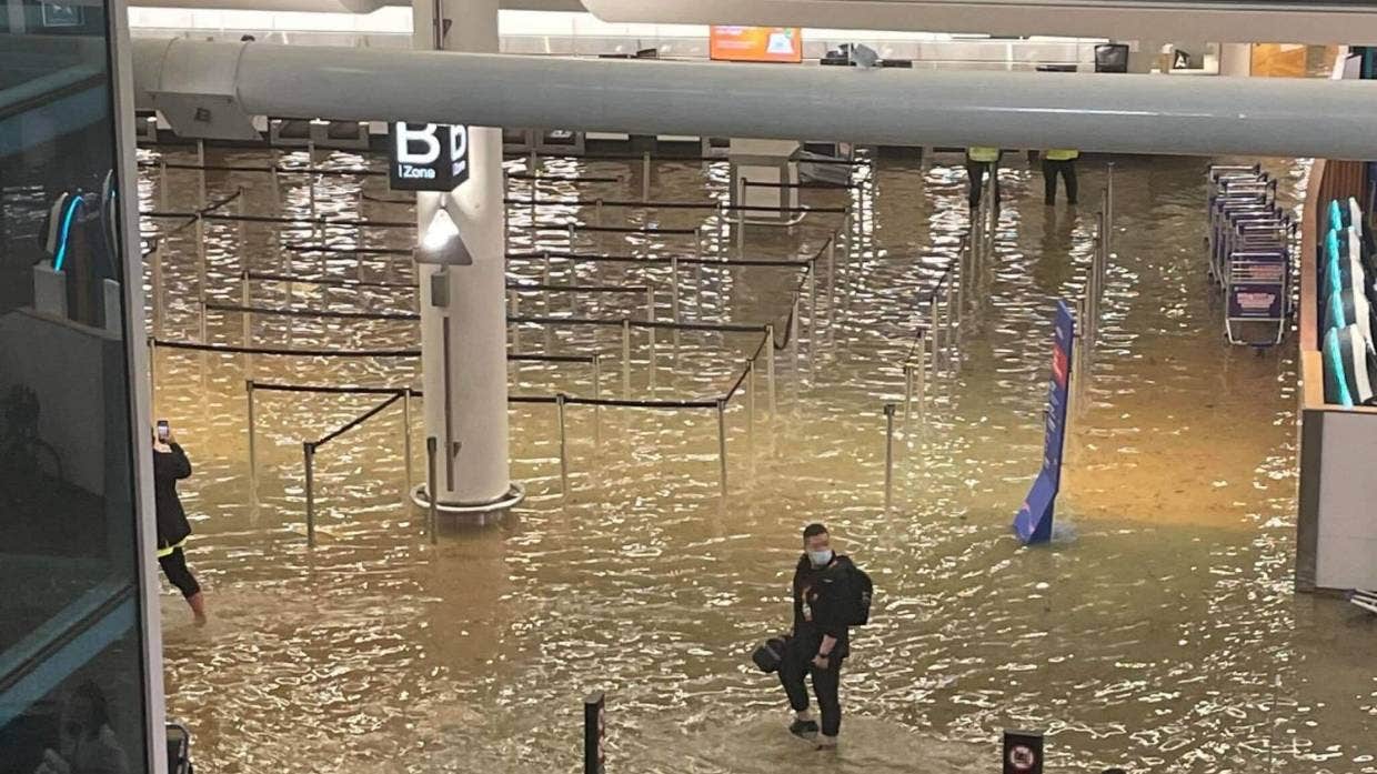 Yeni Zelanda’nın en büyük şehrini vuran sağanak yağmur Auckland Havalimanı’nı sular altında bıraktı