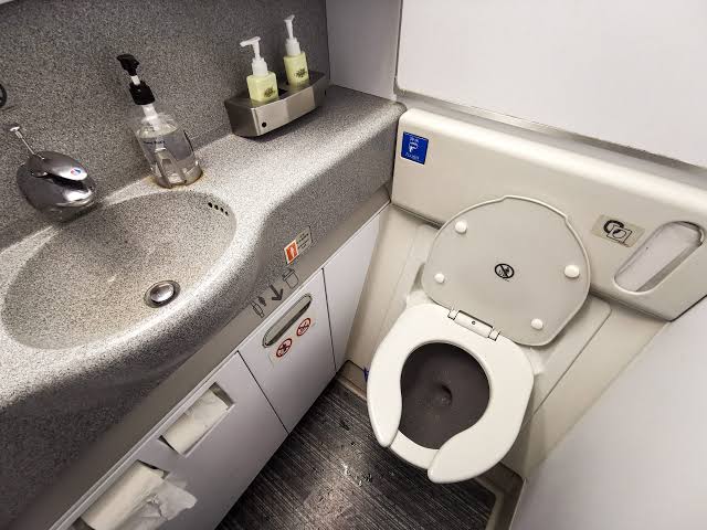 United Uçuşunda Tuvalet Problemi