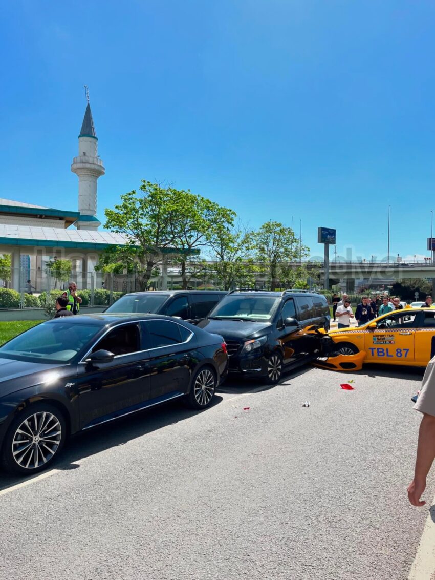Sabiha Gökçen Havalimanı Camii Önünde Trafik Kazası Meydana Geldi