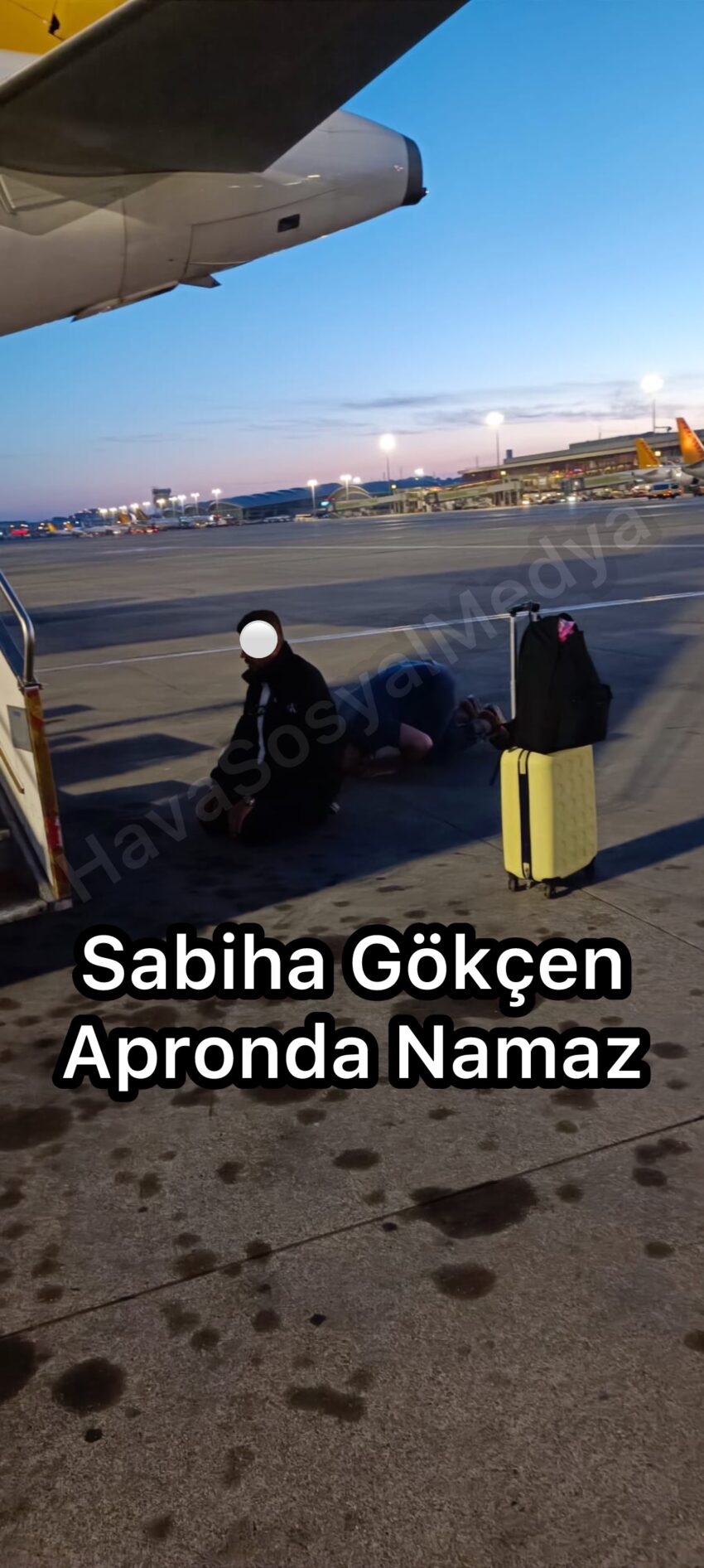 Sabiha Gökçen Apronda Namaz