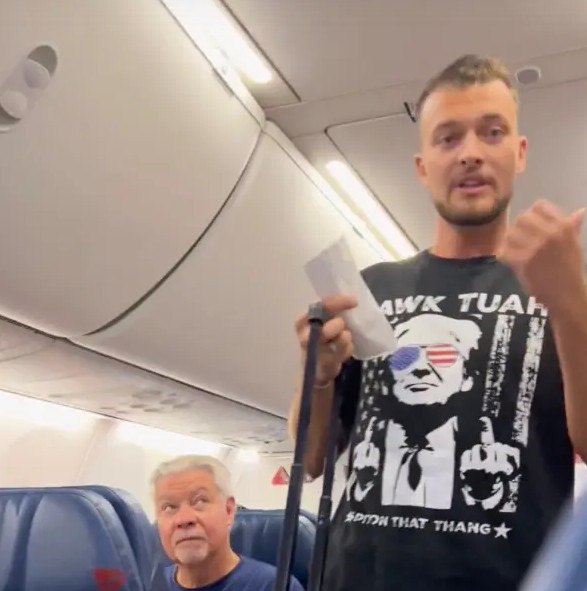 Trump T-Shirtü Giyen Yolcu, Delta Airlines’in Florida Uçuşundan İndirildi