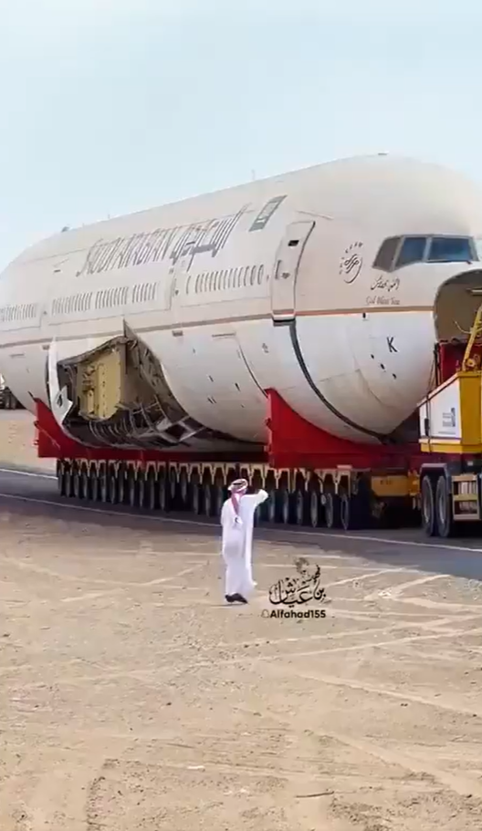 Saudia’nın Üç Emekli B777’si Cidde’den Riyad’a Karayoluyla Taşınıyor