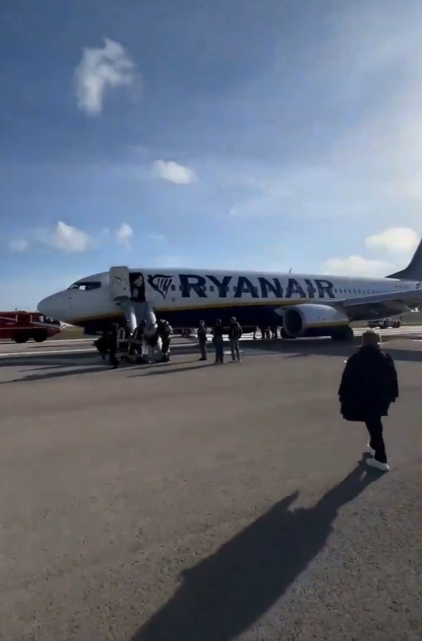 Ryanair’e Ait Boeing 737’nin Motoru Brindisi’de Yangın Çıkardı