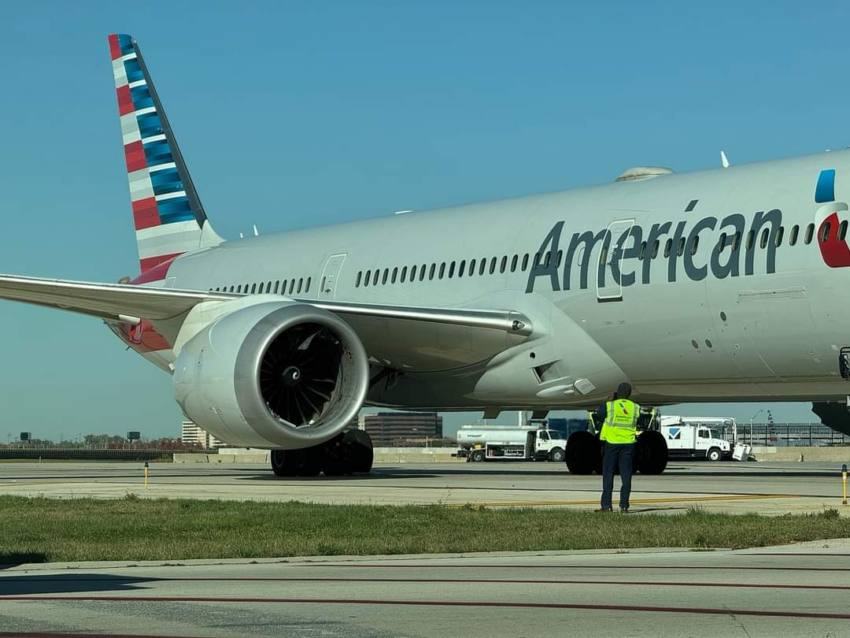 Chicago O’Hare Havalimanı’nda Konteyner, American Airlines Uçağının Motoruna Girdi