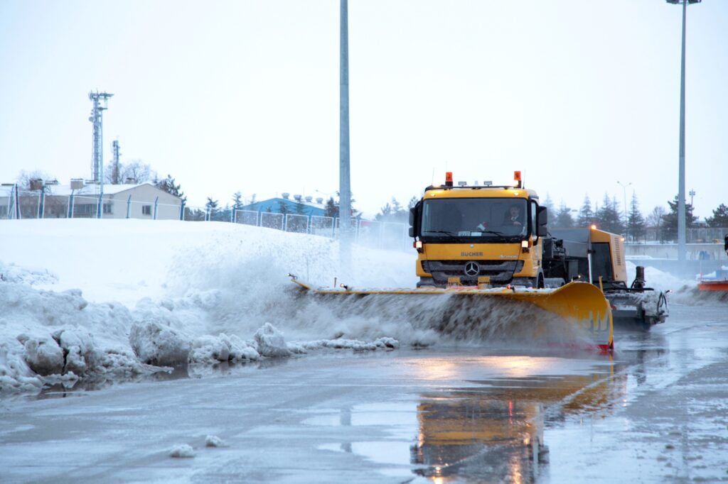 Kışa Hazırlık Tamam: Havalimanlarında 7/24 Kar Operasyonu