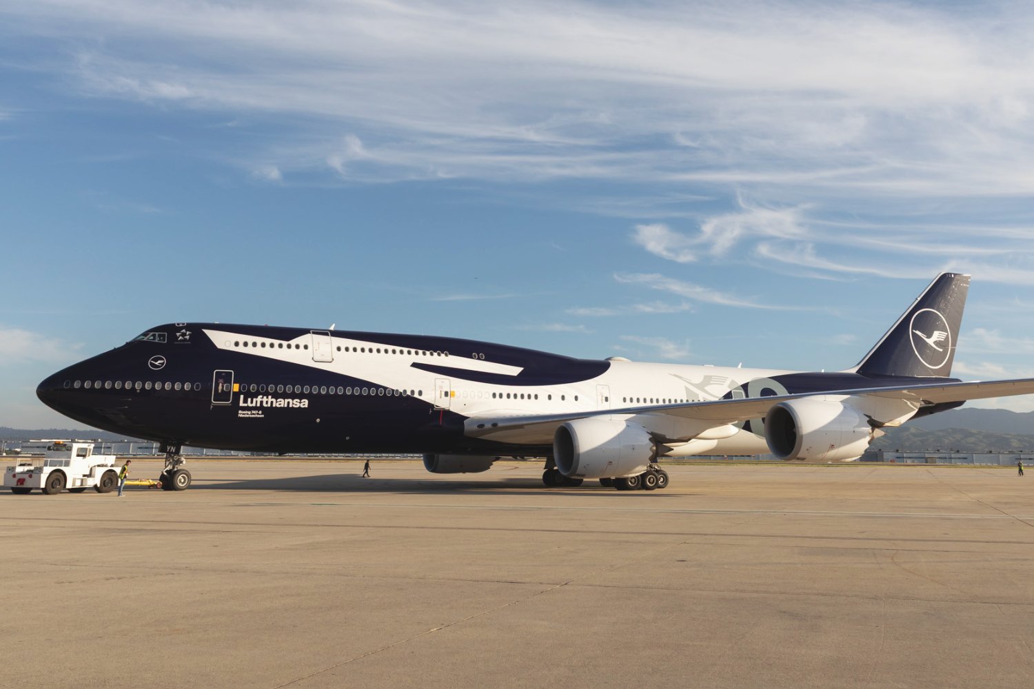 Lufthansa'nın 747-8'i 100. Yıl Tasarımıyla Görücüye Çıktı